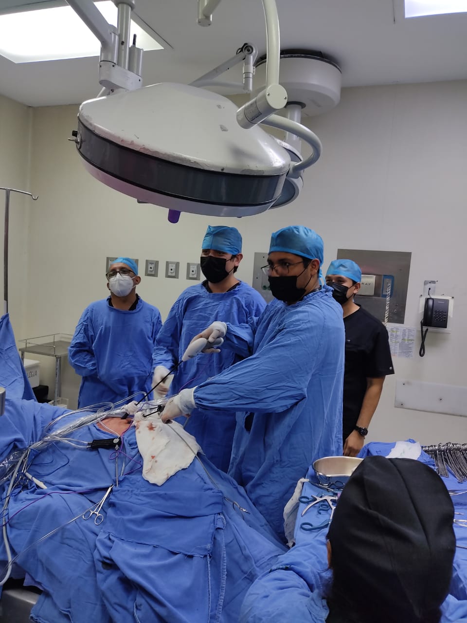 Equipo quirúrgico durante procedimiento laparoscópico