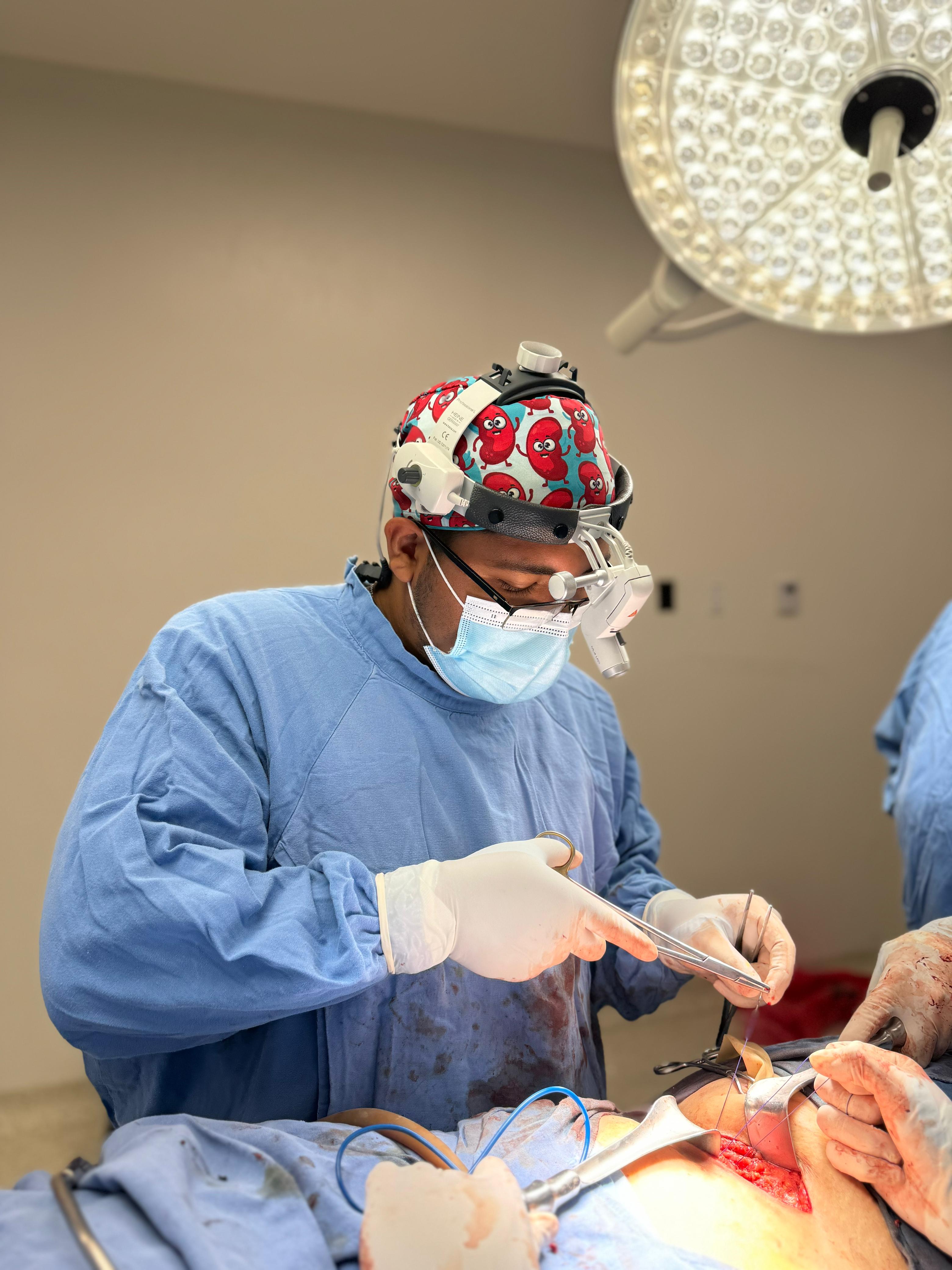 Dr. Jesús Barrientos realizando cirugía urológica